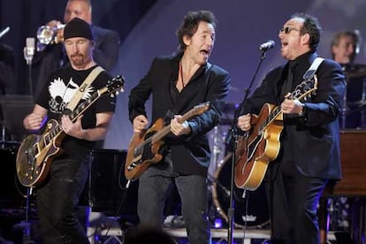 Al final de la gala, y en homenaje a las víctimas del huracán Katrina, varios artistas han salido al escenario a interpretar varios temas. En la imagen y de izquierda a derecha, The Edge, guitarrista de U2, Bruce Springsteen y Elvis Costello.