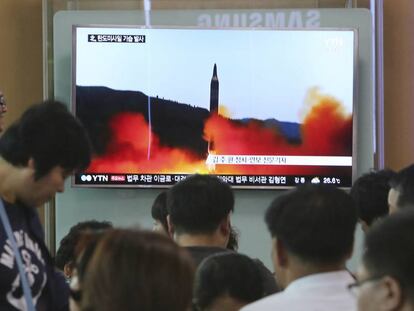 Varias personas observan en televisión la información sobre el lanzamiento de misil de Corea del Norte, este domingo.