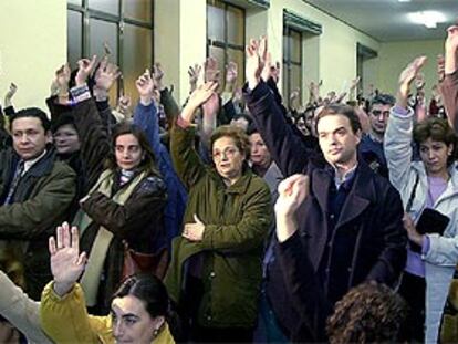 Los padres y madres del García Quintana, en la asamblea en la que acordaron que sus hijos reanuden el curso escolar.