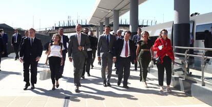 El Rey Felipe VI y Pedro Sánchez, entre otras personalidades, en el acto inaugural de línea de alta velocidad a Extremadura.
