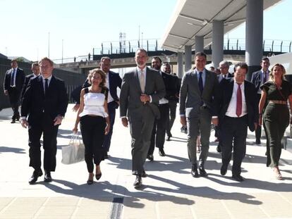 El Rey Felipe VI y Pedro Sánchez, entre otras personalidades, en el acto inaugural de línea de alta velocidad a Extremadura.