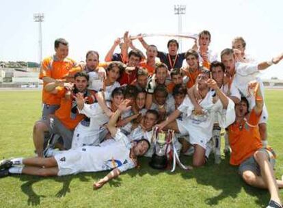 Los juveniles del Albacete celebran la Copa del Rey ganada el pasado domingo en Málaga.