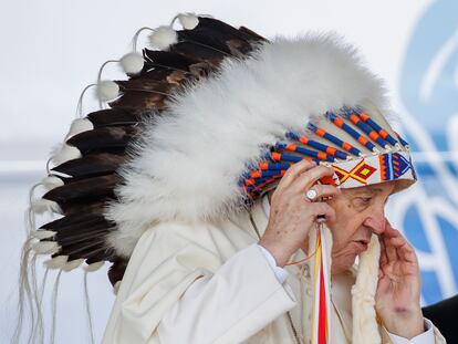 El Papa Francisco, con un tocado regalo de los indígenas de Canadá, en su visita al país este mes de julio.