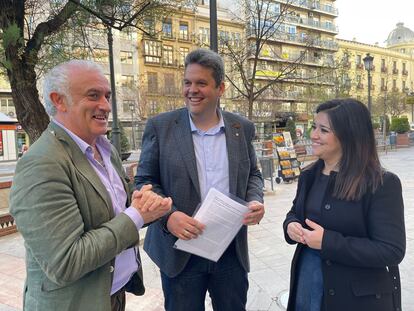 Los representantes locales en Maracena de IU, Antonio Segovia; PSOE, Carlos Porcel; y Maracena conecta, Amabel Adarve, de izquierda a derecha este lunes en Granada, en una fotografía cedida por el PSOE.