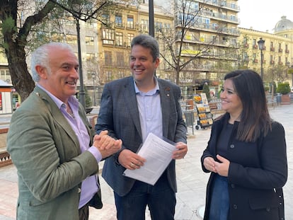 Los representantes locales en Maracena de IU, Antonio Segovia; PSOE, Carlos Porcel; y Maracena conecta, Amabel Adarve, de izquierda a derecha este lunes en Granada, en una fotografía cedida por el PSOE.