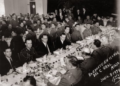 Banquete militar en honor a Miaja en México, en 1939. Dos puestos a su derecha esta el que fue presidente mexicano, Pascual Ortiz Rubio.