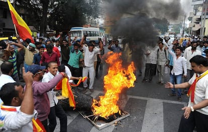 Activistas de Karnataka queman una efigie del líder del estado vecino, Tamil Nadu, este martes en Bangalore (India).