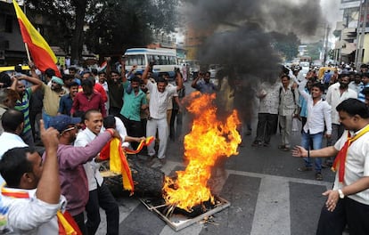 Activistas de Karnataka queman una efigie del l&iacute;der del estado vecino, Tamil Nadu, este martes en Bangalore (India).