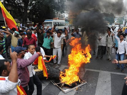 Activistas de Karnataka queman una efigie del l&iacute;der del estado vecino, Tamil Nadu, este martes en Bangalore (India).