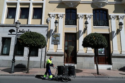 Fachada de una oficina de Unicja Banco en Ronda (Málaga).