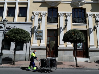 Fachada de una oficina de Unicja Banco en Ronda (Málaga).