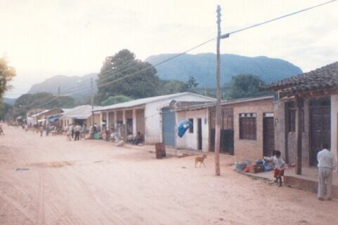 Una de las calles de tierra de Charagua, en Bolivia, en 2001, cuando Lucho Roma ejercía su labor misionera.