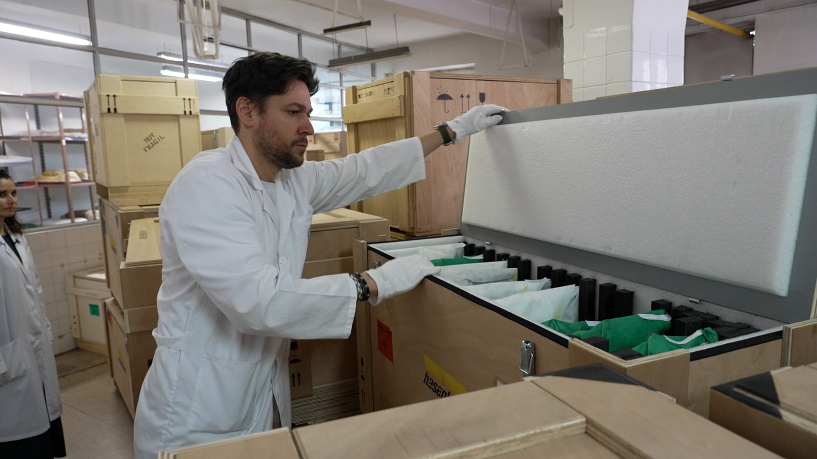 Los conservadores David Aranda y Amaya Maruri, entre las cajas para trasladar el Museo Olavide, en la Universidad Complutense de Madrid.