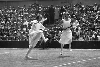 La primera gran estrella del tenis femenino, Suzanne Lenglen, juega un partido de dobles junto a Bunny Ryan en 1925.