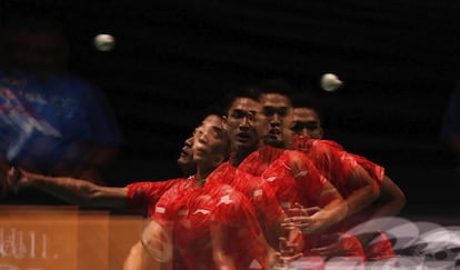El jugador indonesio Jonatan Christie se enfrenta al tailandés Khosit Phetpradab en el torneo de bádminton masculino por equipos durante los Juegos del sudeste asiático, celebrados en Kuala Lumpur (Malasia).