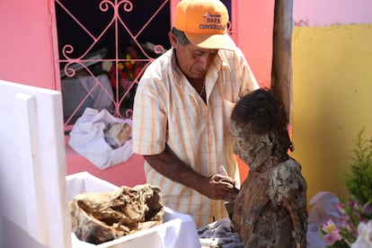 No todas las familias deciden limpiar personalmente los huesos de sus antepasados, hay quienes pagan a los sepultureros del camposanto para que lo hagan ellos. En la imagen, Tuz Chi limpia los restos de un fallecido. 