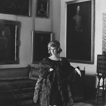 La Duquesa de Alba llevando un abrigo de Elio Berhanyer durante una sesión de fotos en el Palacio de Liria, para Vogue en 1962. El cordobés vistió a importantes damas de la sociedad española y también a actrices como Ava Gardner.