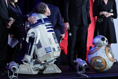 Mark Hamill, uno de los actores de la película, abraza a R2-D2. 