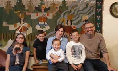 Los Korpowski en su casa de Varsovia. Agnieszka y Tomasz, los padres, defienden el modelo de familia tradicional polaca y católica.