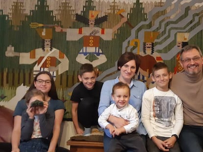 Los Korpowski en su casa de Varsovia. Agnieszka y Tomasz, los padres, defienden el modelo de familia tradicional polaca y católica.