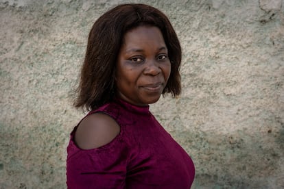 Las actividades realizadas durante los años que ha durado el proyecto han incrementado el empoderamiento socioeconómico de las mujeres víctimas de violencia de género a través de la formación en gestión empresarial, derechos de las mujeres, liderazgo y formación profesional en peluquería.
Felizarda Neves fue víctima de violencia de género y lanza un mensaje para todas las que sufren violencia: “El lugar en donde más te hayan herido será el que te hará levantar”.