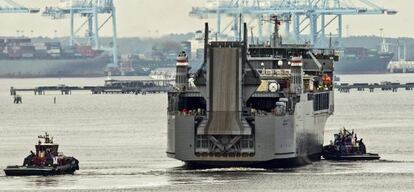 El nav&iacute;o estadounidense Cape Ray, equipado para destruir el arsenal qu&iacute;mico sirio en alta mar, durante unas pruebas el pasado 10 de enero. 