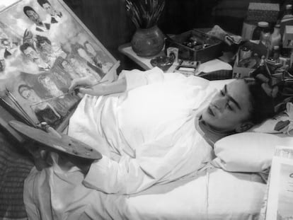 La pintora Frida Kahlo, en su casa en 1952.