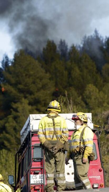 Bomberos en las tareas de extinción del incendio forestal en Llucena.