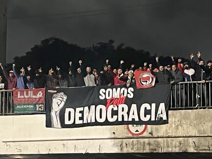 La barra del Corinthians, autodenominada "Gaviões da fiel" (halcones de los fieles) despliega una manta en São Paulo.