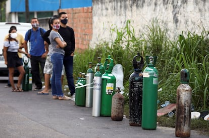 Familiares de pessoas com covid-19 aguardam em fila para reabastecer cilindros de oxigênio em Manaus.