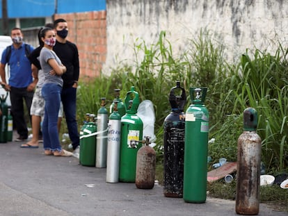 Familiares de pessoas com covid-19 aguardam em fila para reabastecer cilindros de oxigênio em Manaus.
