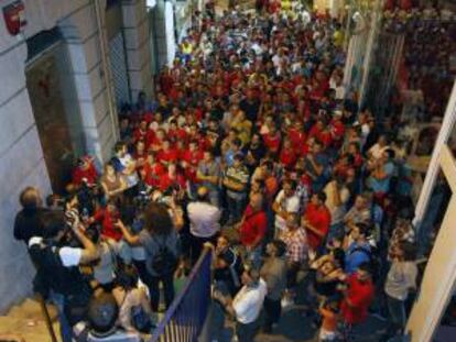 Trabajadores de SNIACE y su comité de empresa piden a la dirección que retire su propuesta de despidos. EFE/Archivo