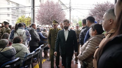 Gabriel Boric llega a la ceremonia funeraria de uno de los tres carabineros asesinados, en el cuartel de bomberos de Curanilahue.