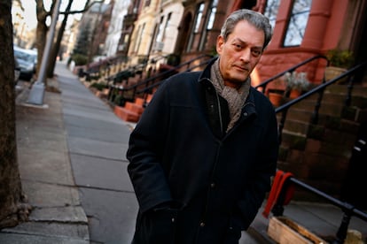 El escritor Paul Auster paseando por Brooklyn, New York (Estados Unidos).