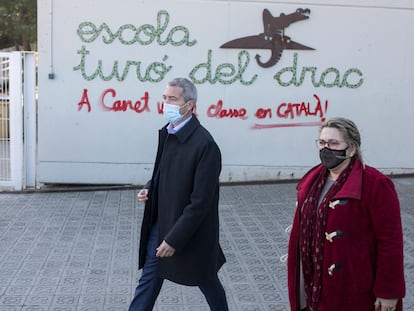 El conseller de Eduación del Gobierno de la Generalitat de Cataluña, Josep Gonzalez-Cambray, acompañado por la alcaldesa de Canet de Mar, Blanca Arbell, en el centro educativo Turó del Drac.