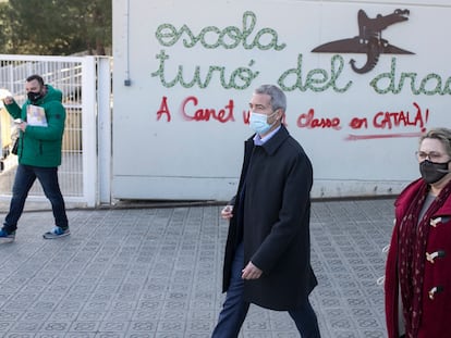 El consejero de Eduación, Josep Gonzàlez-Cambray, ante la escuela Turó del Drac de Canet de Mar, el pasado mes de diciembre.