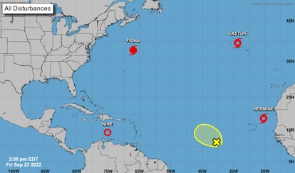 Mapa de los tres sistemas tropicales que vigila el NHC, con la que afectará a Canarias ya convertida en la tormenta tropical 'Hermine'.