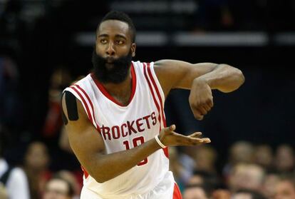 Harden celebra una canasta ante los Clippers.