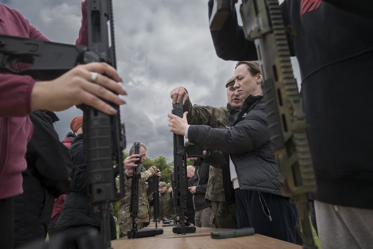 Un soldado explica cómo se monta y desmonta un fusil Grot del ejército polaco.