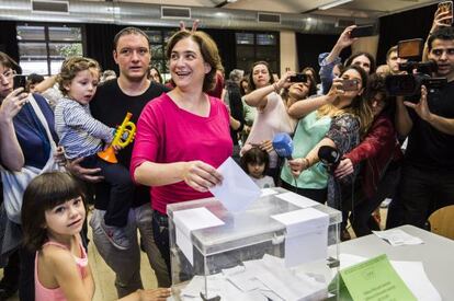 La candidata de Barcelona en Comú, Ada Colau, vota a La Sedeta.