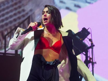 La cantante Dua Lipa en una actuación en abril de 2018 en Londres.