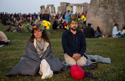 Una pareja medita durante la celebración del día más largo del año en el monumento Stonehenge.