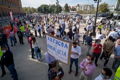 Concentración de trabajadores de Abengoa en Sevilla el pasado octubre. 
FOTO: PACO PUENTES/EL PAIS