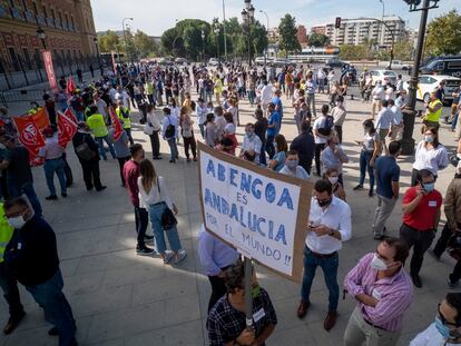Concentración de trabajadores de Abengoa este viernes en Sevilla durante su jornada de huelga laboral.