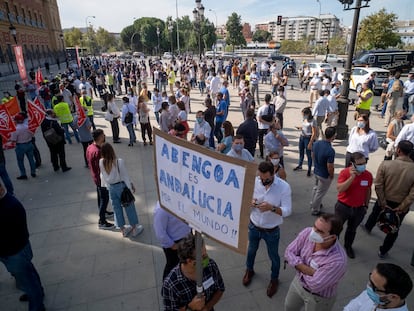Concentración de trabajadores de Abengoa en Sevilla el pasado octubre. 
FOTO: PACO PUENTES/EL PAIS