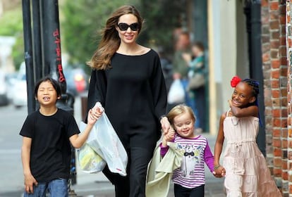Angelina Jolie con tres de sus hijos, Pax, Zahara y Vivienne.