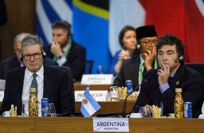 Keir Starmer y Javier Milei durante la apertura de la cumbre, en el Museo de Arte Moderno de Ro de Janeiro. 