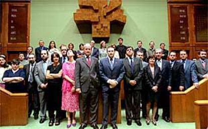 Parlamentarios del PNV y EA, con Juan María Atutxa y Juan José Ibarretxe al frente, ayer, tras acreditarse en la Cámara de Vitoria.