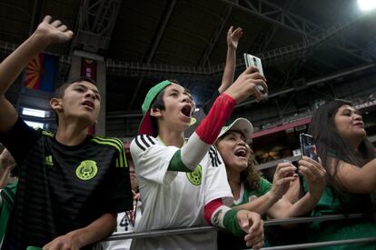 Aficionados mexicanos animan a su equipo.