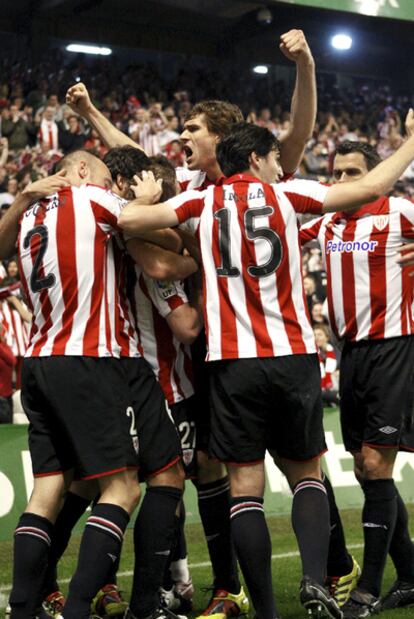 Los jugadores del Athletic celebran el primer gol del partido.